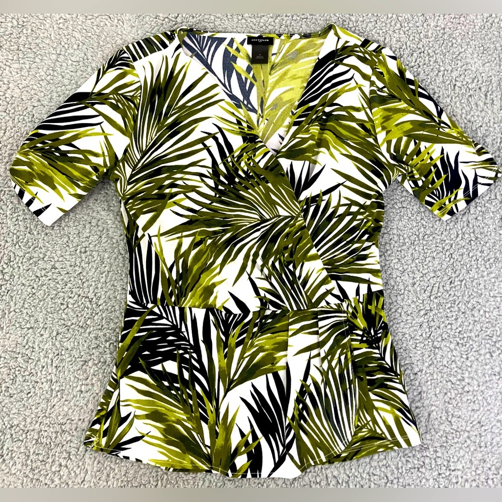 Ann Taylor Green Palm Leaf Pattern Fitted V Neck Blouse Women’s Size Medium